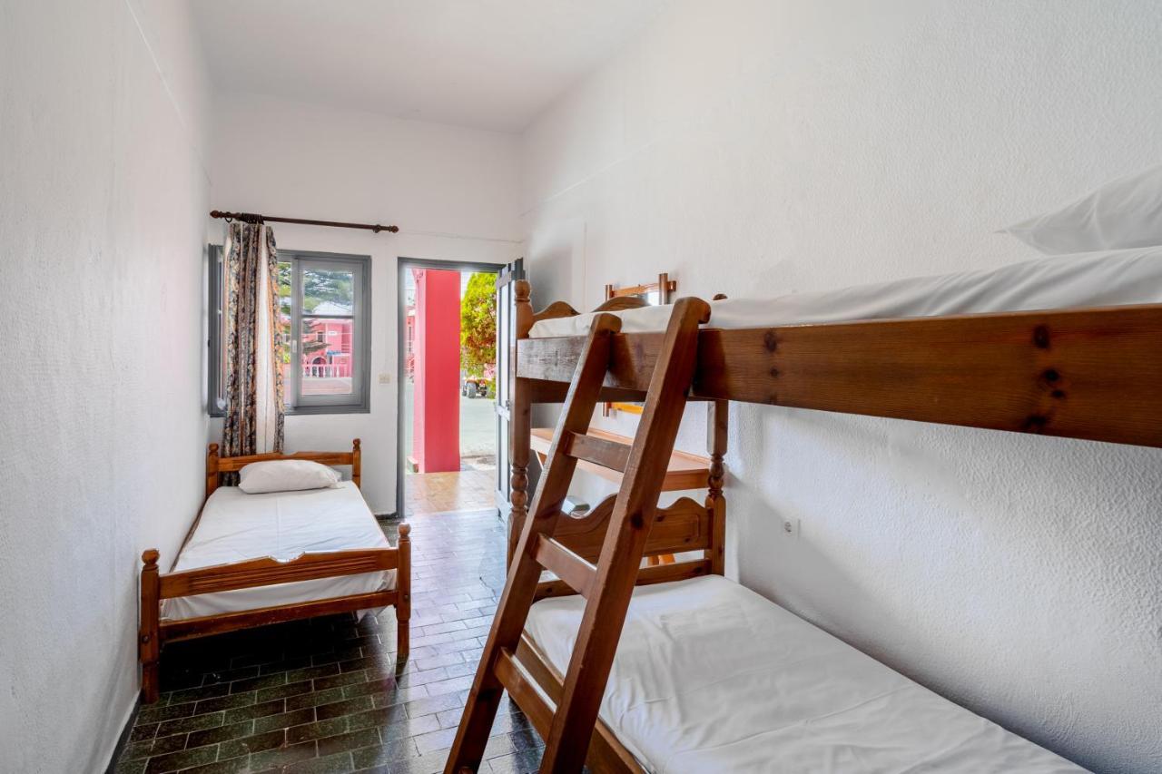 The Pink Palace Hostel Άγιος Γόρδιος Δωμάτιο φωτογραφία