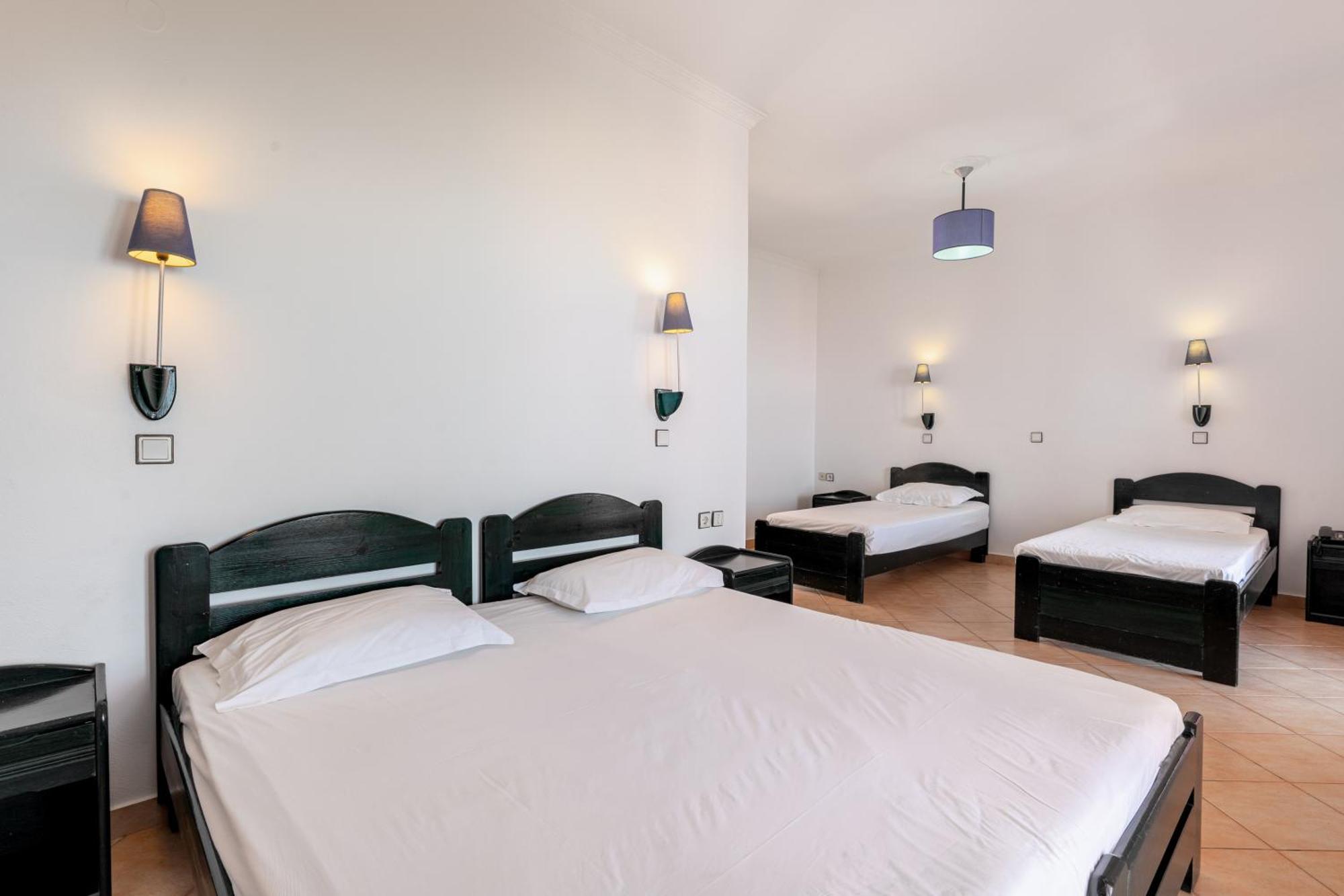The Pink Palace Hostel Άγιος Γόρδιος Δωμάτιο φωτογραφία