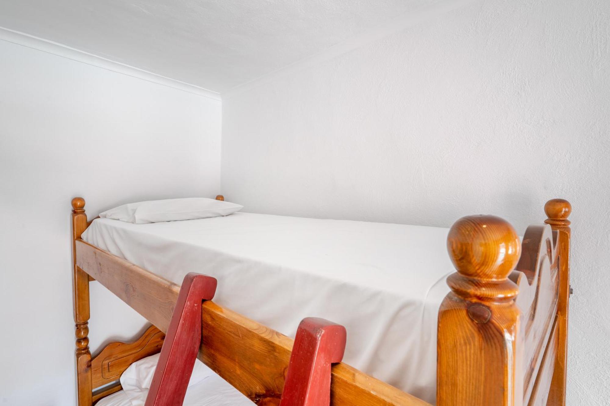 The Pink Palace Hostel Άγιος Γόρδιος Δωμάτιο φωτογραφία